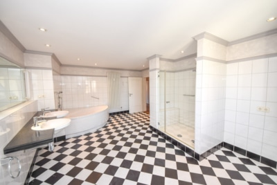 DIETZ: 3,5 Zimmer Bürofläche mit Aufzug – Beste Innenstadtlage von Aschaffenburg! - Tageslicht Badezimmer (697982)