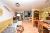 DIETZ: Top aufgeteilte 3 Zimmerwohnung mit Garten, Terrasse und 2 PKW-STPL! - Wohnzimmer