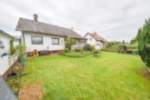 Großer Garten - DIETZ: Bungalow mit gepflegtem Garten und großer Garage und ausbaufähigem Dachgeschoss! Gute Lage!