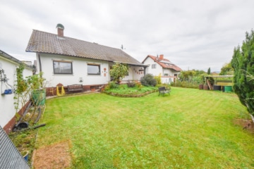 DIETZ: Bungalow mit gepflegtem Garten und großer Garage und ausbaufähigem Dachgeschoss! Gute Lage! - Großer Garten (643324)