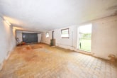 Garage - DIETZ: Bungalow mit gepflegtem Garten und großer Garage und ausbaufähigem Dachgeschoss! Gute Lage!