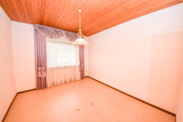 DIETZ: Bungalow mit gepflegtem Garten und großer Garage und ausbaufähigem Dachgeschoss! Gute Lage! - Schlafzimmer 2 EG (643305)