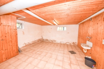 DIETZ: Bungalow mit gepflegtem Garten und großer Garage und ausbaufähigem Dachgeschoss! Gute Lage! - Abstellraum KG (643311)