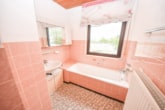 Tageslichtbadezimmer EG - DIETZ: Bungalow mit gepflegtem Garten und großer Garage und ausbaufähigem Dachgeschoss! Gute Lage!