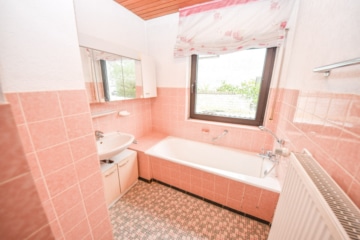 DIETZ: Bungalow mit gepflegtem Garten und großer Garage und ausbaufähigem Dachgeschoss! Gute Lage! - Tageslichtbadezimmer EG (643306)