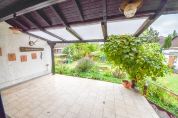 DIETZ: Bungalow mit gepflegtem Garten und großer Garage und ausbaufähigem Dachgeschoss! Gute Lage! - überdachte Terrasse (643321)