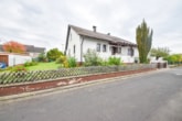 Außenansicht - DIETZ: Bungalow mit gepflegtem Garten und großer Garage und ausbaufähigem Dachgeschoss! Gute Lage!
