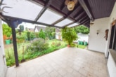 überdachte Terrasse - DIETZ: Bungalow mit gepflegtem Garten und großer Garage und ausbaufähigem Dachgeschoss! Gute Lage!