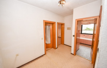 DIETZ: Bungalow mit gepflegtem Garten und großer Garage und ausbaufähigem Dachgeschoss! Gute Lage! - Flur EG (643310)