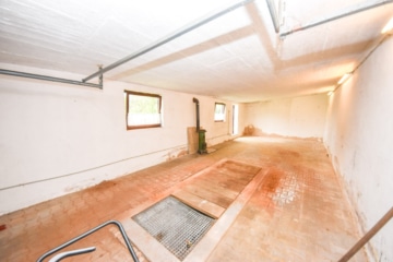 DIETZ: Bungalow mit gepflegtem Garten und großer Garage und ausbaufähigem Dachgeschoss! Gute Lage! - Garage (643319)
