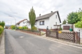 Außenansicht - DIETZ: Bungalow mit gepflegtem Garten und großer Garage und ausbaufähigem Dachgeschoss! Gute Lage!