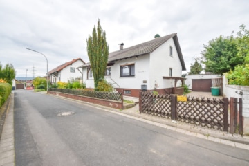 DIETZ: Bungalow mit gepflegtem Garten und großer Garage und ausbaufähigem Dachgeschoss! Gute Lage! - Außenansicht (643330)