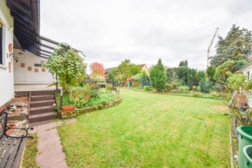 DIETZ: Bungalow mit gepflegtem Garten und großer Garage und ausbaufähigem Dachgeschoss! Gute Lage! - Großer Garten (643323)