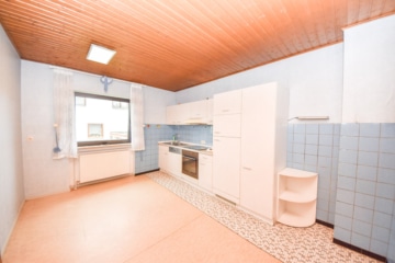 DIETZ: Bungalow mit gepflegtem Garten und großer Garage und ausbaufähigem Dachgeschoss! Gute Lage! - Küche EG (643303)