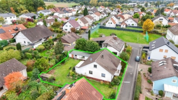 DIETZ: Bungalow mit gepflegtem Garten und großer Garage und ausbaufähigem Dachgeschoss! Gute Lage! - Außenansicht (643299)