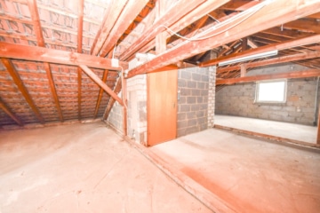 DIETZ: Bungalow mit gepflegtem Garten und großer Garage und ausbaufähigem Dachgeschoss! Gute Lage! - Dachboden (643315)