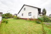 Großer Garten - DIETZ: Bungalow mit gepflegtem Garten und großer Garage und ausbaufähigem Dachgeschoss! Gute Lage!