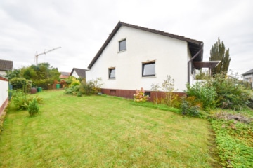 DIETZ: Bungalow mit gepflegtem Garten und großer Garage und ausbaufähigem Dachgeschoss! Gute Lage! - Großer Garten (643329)