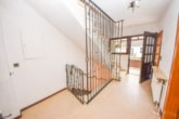 Diele EG - DIETZ: Bungalow mit gepflegtem Garten und großer Garage und ausbaufähigem Dachgeschoss! Gute Lage!
