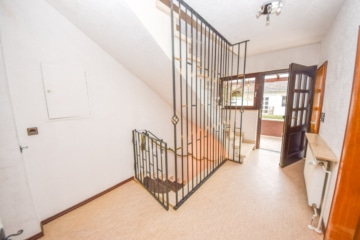 DIETZ: Bungalow mit gepflegtem Garten und großer Garage und ausbaufähigem Dachgeschoss! Gute Lage! - Diele EG (643309)