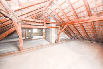 DIETZ: Bungalow mit gepflegtem Garten und großer Garage und ausbaufähigem Dachgeschoss! Gute Lage! - Dachboden (643314)