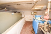 Heizungsraum KG - DIETZ: Bungalow mit gepflegtem Garten und großer Garage und ausbaufähigem Dachgeschoss! Gute Lage!