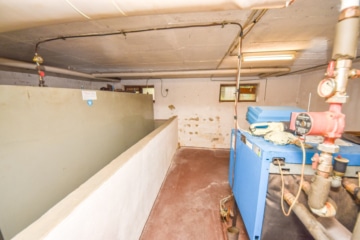 DIETZ: Bungalow mit gepflegtem Garten und großer Garage und ausbaufähigem Dachgeschoss! Gute Lage! - Heizungsraum KG (643316)