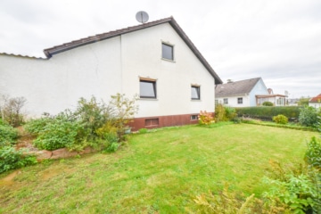 DIETZ: Bungalow mit gepflegtem Garten und großer Garage und ausbaufähigem Dachgeschoss! Gute Lage! - Großer Garten (643327)