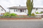 Außenansicht - DIETZ: Bungalow mit gepflegtem Garten und großer Garage und ausbaufähigem Dachgeschoss! Gute Lage!