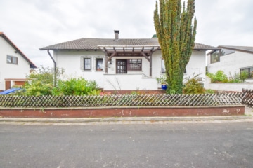 DIETZ: Bungalow mit gepflegtem Garten und großer Garage und ausbaufähigem Dachgeschoss! Gute Lage! - Außenansicht (643331)