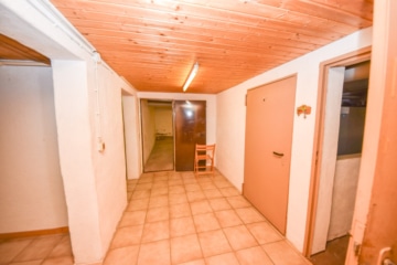 DIETZ: Bungalow mit gepflegtem Garten und großer Garage und ausbaufähigem Dachgeschoss! Gute Lage! - Flur KG (643313)