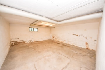 DIETZ: Bungalow mit gepflegtem Garten und großer Garage und ausbaufähigem Dachgeschoss! Gute Lage! - Abstellraum KG (643318)