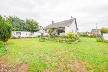 DIETZ: Bungalow mit gepflegtem Garten und großer Garage und ausbaufähigem Dachgeschoss! Gute Lage! - Großer Garten (643326)