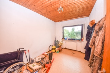 DIETZ: Bungalow mit gepflegtem Garten und großer Garage und ausbaufähigem Dachgeschoss! Gute Lage! - Kinderzimmer EG (643307)