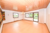 Wohnzimmer EG - DIETZ: Bungalow mit gepflegtem Garten und großer Garage und ausbaufähigem Dachgeschoss! Gute Lage!
