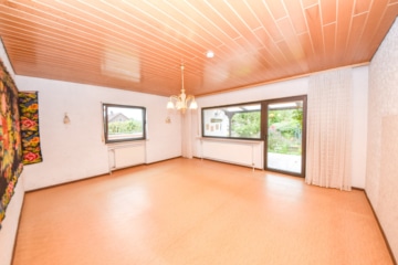 DIETZ: Bungalow mit gepflegtem Garten und großer Garage und ausbaufähigem Dachgeschoss! Gute Lage! - Wohnzimmer EG (643300)