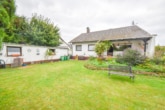 Großer Garten - DIETZ: Bungalow mit gepflegtem Garten und großer Garage und ausbaufähigem Dachgeschoss! Gute Lage!
