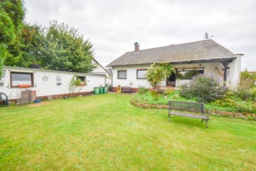 DIETZ: Bungalow mit gepflegtem Garten und großer Garage und ausbaufähigem Dachgeschoss! Gute Lage! - Großer Garten (643325)