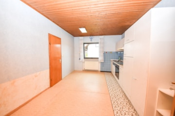 DIETZ: Bungalow mit gepflegtem Garten und großer Garage und ausbaufähigem Dachgeschoss! Gute Lage! - Küche EG (643302)