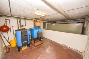 DIETZ: Bungalow mit gepflegtem Garten und großer Garage und ausbaufähigem Dachgeschoss! Gute Lage! - Heizungsraum KG (643317)