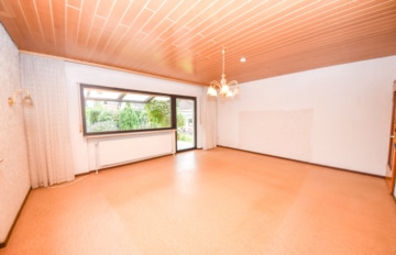 DIETZ: Bungalow mit gepflegtem Garten und großer Garage und ausbaufähigem Dachgeschoss! Gute Lage! - Wohnzimmer EG (643301)