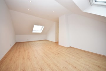 DIETZ: Moderne und neu-renovierte 2-Zimmer-Dachgeschosswohnung in ruhiger Wohnlage von Mainaschaff! - Offenes Schlafzimmer (642796)