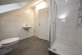 Tageslichtbad mit Dusche - DIETZ: Moderne und neu-renovierte 2-Zimmer-Dachgeschosswohnung in ruhiger Wohnlage von Mainaschaff!
