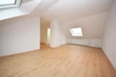 Offenes Schlafzimmer - DIETZ: Moderne und neu-renovierte 2-Zimmer-Dachgeschosswohnung in ruhiger Wohnlage von Mainaschaff!