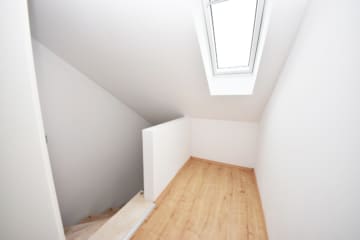 DIETZ: Moderne und neu-renovierte 2-Zimmer-Dachgeschosswohnung in ruhiger Wohnlage von Mainaschaff! - Platz für Schuhschrank (642797)