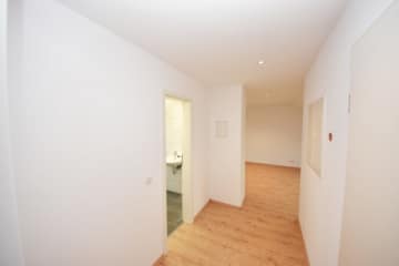 DIETZ: Moderne und neu-renovierte 2-Zimmer-Dachgeschosswohnung in ruhiger Wohnlage von Mainaschaff! - Offene Diele (642791)