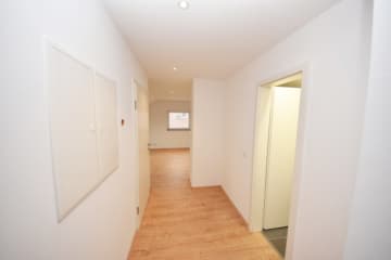 DIETZ: Moderne und neu-renovierte 2-Zimmer-Dachgeschosswohnung in ruhiger Wohnlage von Mainaschaff! - Offene Diele (642792)