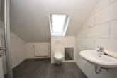 Tageslichtbad mit Dusche - DIETZ: Moderne und neu-renovierte 2-Zimmer-Dachgeschosswohnung in ruhiger Wohnlage von Mainaschaff!