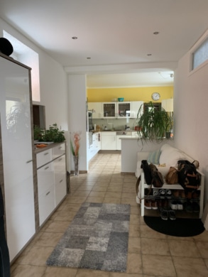 DIETZ: 3-Zimmer-Erdgeschosswohnung mit Terrasse – Car-Port – S-Bahn-Nähe – Ruhige Lage Dudenhofen - Blick Richtung Küche (654805)