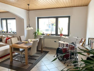 DIETZ: 3-Zimmer-Erdgeschosswohnung mit Terrasse – Car-Port – S-Bahn-Nähe – Ruhige Lage Dudenhofen - Wohn- und Essbereich (654802)